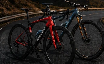 Dos bicicletas de ruta estacionadas en una carretera de montaña